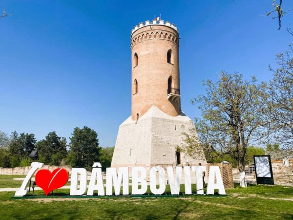 Județul Dâmbovița este cuprins în trei dintre cele mai importante rute recunoscute de către Ministerul Economiei, Antreprenoriatului și Turismului  care pornesc din inima Bucureștiului: