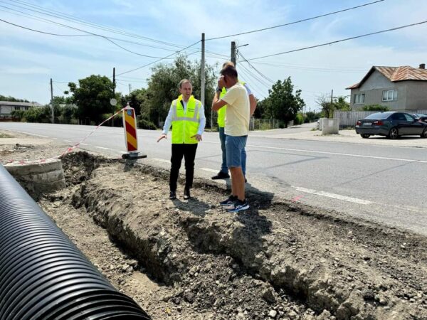 În comuna Răzvad, lucrările la trama stradală sunt în plină desfășurare, conform programului stabilit, și sunt verificate zilnic