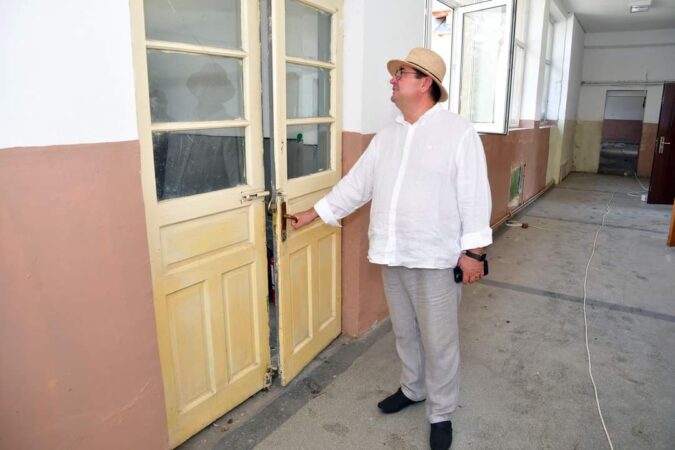 Autoritățile din orașul Răcari au anunțat că încep lucrările de reabilitare și modernizare a Școlii Gimnaziale Colacu. Proiectul vizează