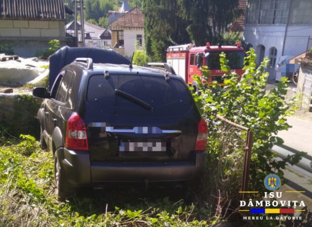 Clipe de groază, s-a răsturnat cu mașina Clipe de groază, s-a răsturnat cu mașina, în jurul orei 09:23, pompierii au fost solicitați să intervină în cazul unui