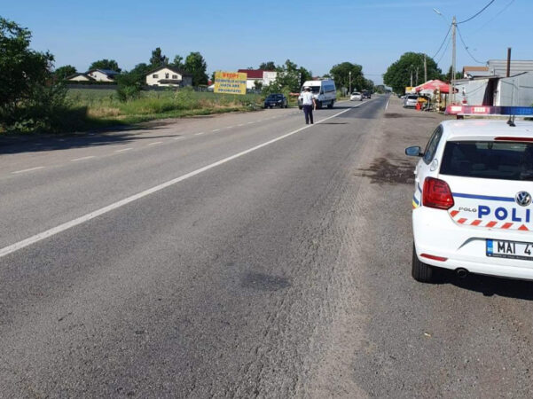 Din cauza CANICULEI s-au impus restricții  de circulație pentru transportul greu de marfă pe toate drumurile de țară,