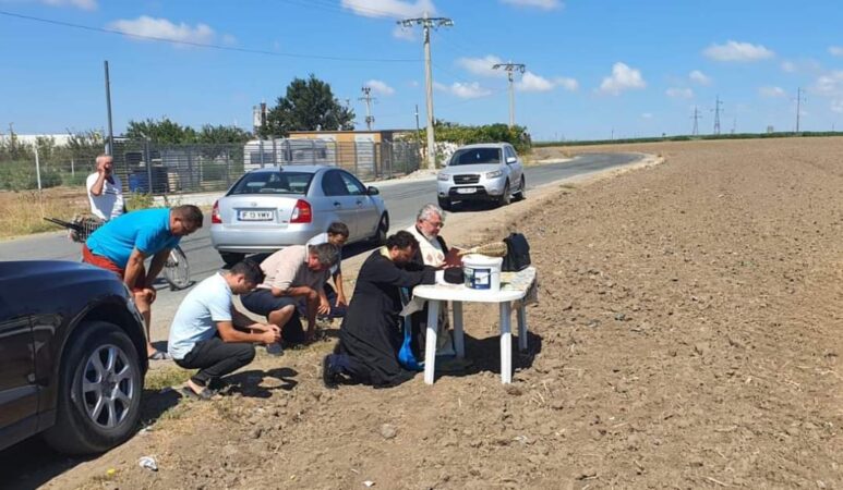 Preoții oficiază slujbe speciale pentru invocarea ploii în perioadele de secetă severă Preoții oficiază slujbe speciale pentru invocarea ploii în perioadele de secetă severă, cunoscute sub denumirea de rugăciuni pentru ploaie.