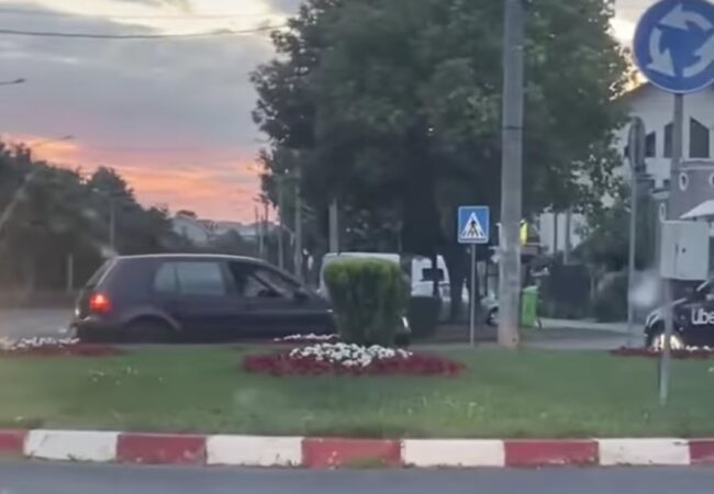 Șocant: Un șofer în vârstă de 18 ani a condus autoturismul, pe bulevardul I.C. Brătianu din Târgoviște, pe sensul opus de mers.Imaginile au apărut în spațiul public .