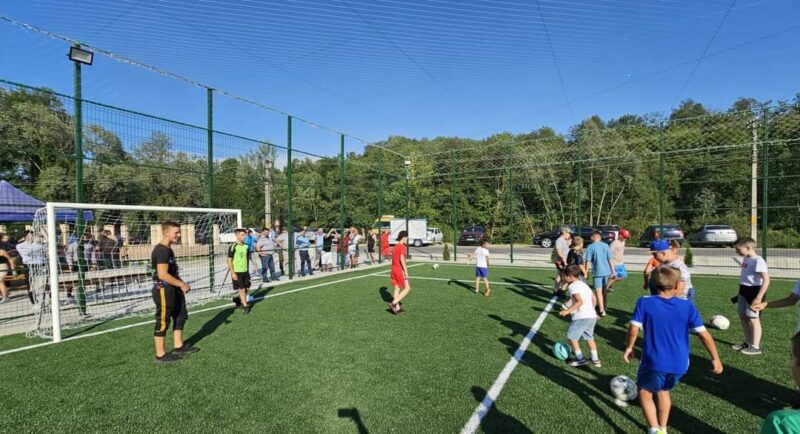 Investiție în infrastructură la Bărbulețu, ieri a avut loc inaugurarea unui nou teren de sport, rezultat al unei investiții finalizate prin Programul Județean de Dezvoltare Locală. 
