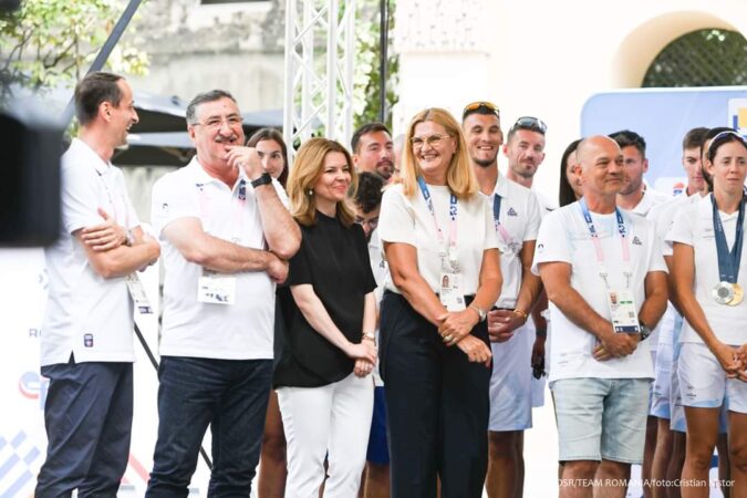 Lotul de canotaj al României a primit aplauze la scenă deschisă, la Casa României de la Paris Lotul de canotaj al României a primit aplauze la scenă deschisă, la Casa României de la Paris, în urma rezultatelor extraordinare ale canotorilor