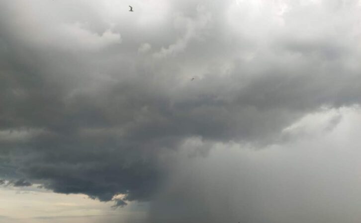 Alertă meteo: După-amiază pot aparea ploi, vijelii și grindină , vremea se răcește semnificativ în următoarele două zile.