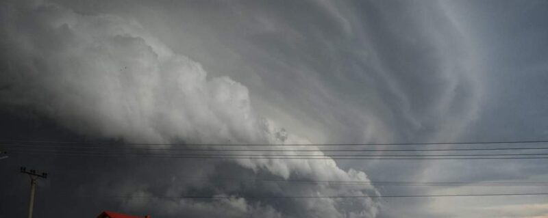 Vremea va fi instabilă, cu cer variabil și averse puternice, vânt intens și posibile vijelii . Cantități mari de apă și grindină pot să apară.