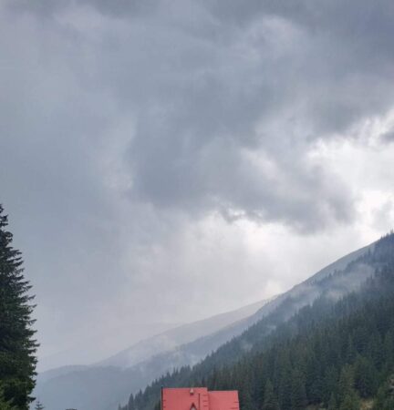 Bărbat lovit de fulger la Acul Lespezi, Munții  Făgăraș, la ora transmiterii acestei știri, în  județul Argeș este furtună. 