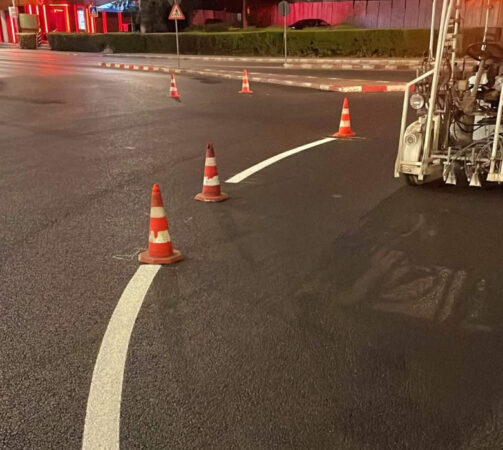 Administrația locală din Târgoviște acordă o mare atenție realizării marcajelor rutiere pentru siguranța rutieră, astfel continuă lucrările de realizare a marcajelor rutiere în întreg orașul.