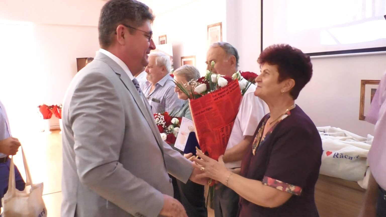 Răcari, orașul recunoașterii: Premii pentru cuplurile de aur, elevi, eroi și mentori. VIDEO  Răcari, orașul recunoașterii: Premii pentru cuplurile de aur, elevi,  eroi și mentori.