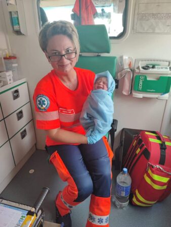 Un echipaj de Ambulanță din Dâmbovița a avut o intervenție de urgență specială astăzi, când a fost solicitat să intervină pentru o gravidă la termen în localitatea Românești