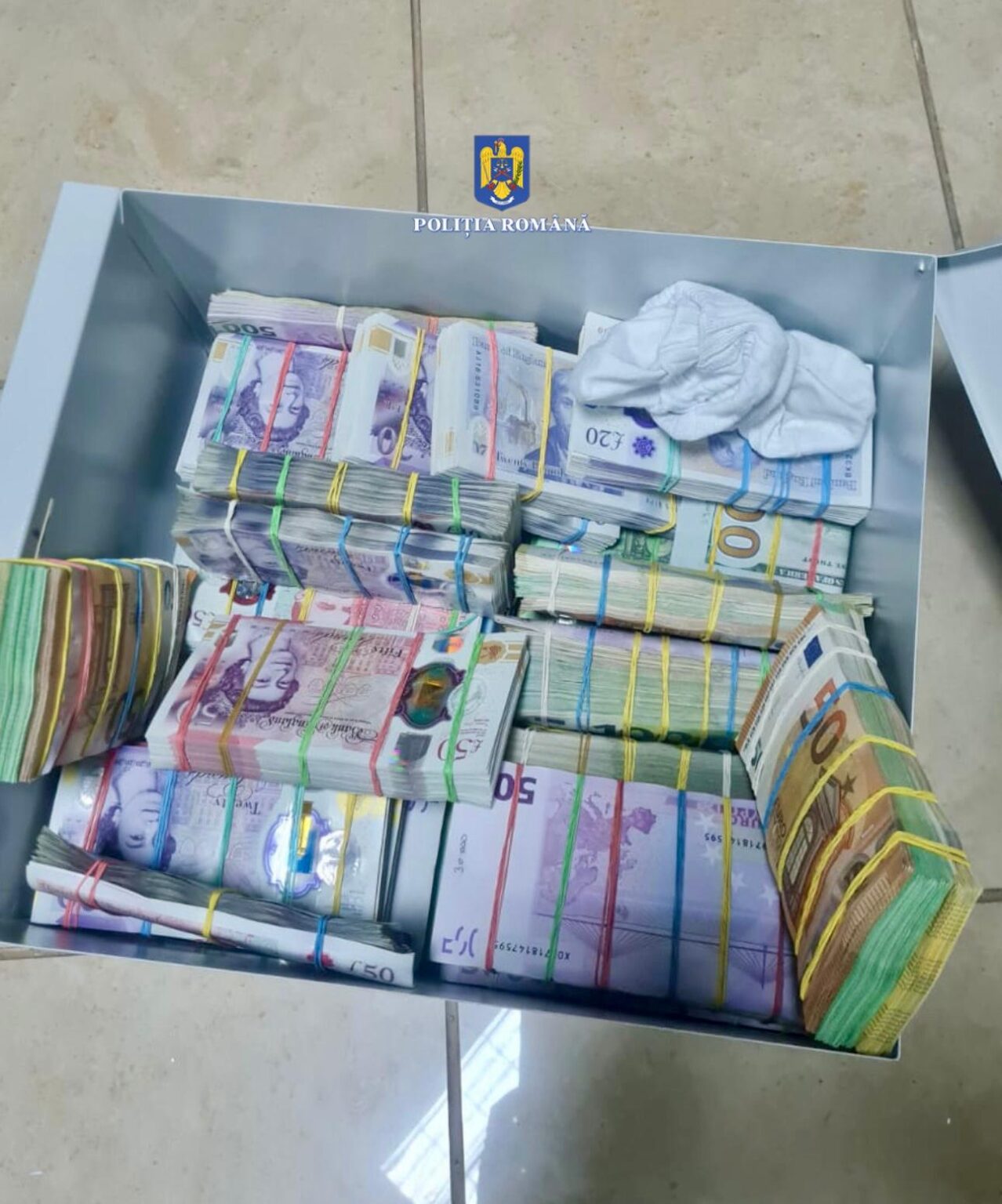 PERCHEZIȚII în județul Dâmbovița,  polițiștii Serviciului de Investigare a Criminalității Economice Dâmbovița au pus în aplicare 13 mandate