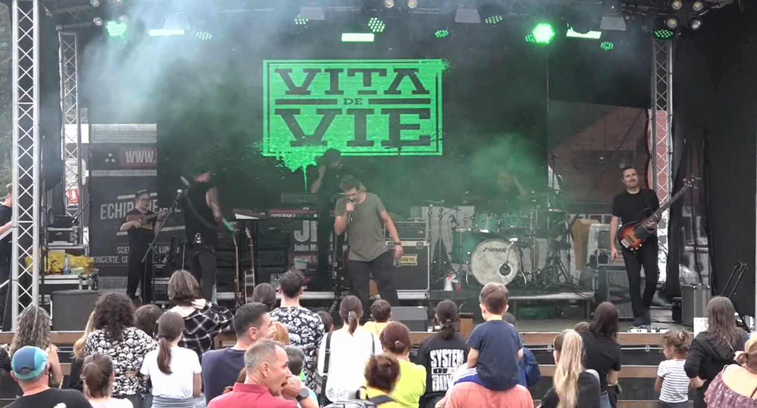 Final exploziv al Festivalului Peștera-Padina 2024: Vița de Vie și Lovebite au făcut atmosferă pe scenă. VIDEO Final exploziv al Festivalului Peștera-Padina 2024: Vița de Vie și Lovebite au făcut atmosferă pe scena de la Peștera-Padina.