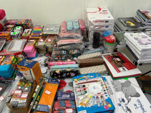 Magazinele au început să  fie pline de agitație, iar caietele, pixurile, ghiozdanele și penarele sunt printre cele mai căutate articole.