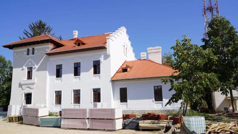 Clădirea fostei Școli de Cavalerie din județul Dâmbovița se transformă într-un important obiectiv turistic și cultural