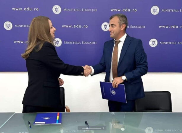 Primăria Moroeni va construi o „școală verde” în satul Glod, cu finanțare prin PNRR  Primăria Moroeni va construi o "școală verde" în satul Glod, cu finanțare prin PNRR. Ieri, primarul comunei Moroeni, Laurențiu Moraru