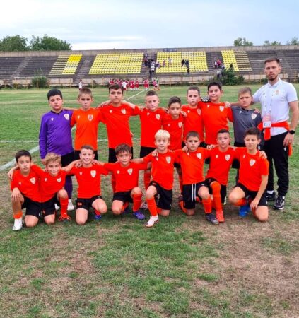 Ieri a debutat o nouă ediție de campionat la nivelul Juniorilor U11, cu 15 echipe la start într-o competiție plină de entuziasm și pasiune pentru fotbal.