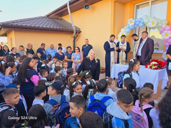 Unitate și entuziasm la deschiderea anului școlar în comuna Niculești Primarul comunei Niculești, Dorinel Soare, a avut onoarea de a o avea alături la deschiderea anului școlar pe doamna Prefect Gilia Claudia.