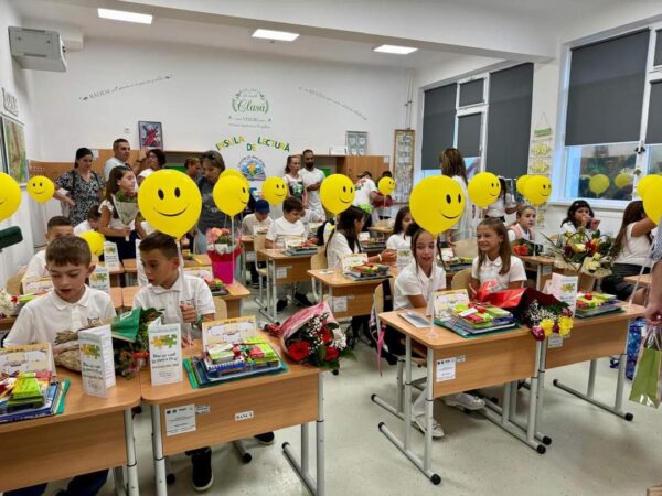 Deschiderea noului an școlar într-o atmosferă plină de entuziasm și optimism la Răzvad. VIDEO Deschiderea noului an școlar într-o atmosferă plină de entuziasm și optimism la Răzvad, administrația locală condusă de primarul Emanuel Spătaru