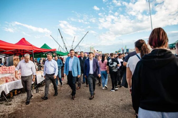 Echipa PSD Dâmbovița, în mijlocul comunităților din Titu și I.L. Caragiale Echipa PSD Dâmbovița, condusă de președintele Corneliu Ștefan, a fost prezentă în mijlocul comunităților de la Titu și I.L. Caragiale