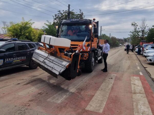 Drumuri afectate grav de inundații, drumarii sunt la datorie la ora transmiterii acestei stiri, în urma intervențiilor drumarilor