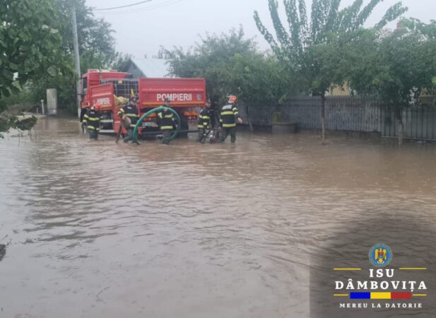 Pompierii Inspectoratului pentru Situații de Urgență "Basarab I" al județului Dâmbovița acționează în localitatea