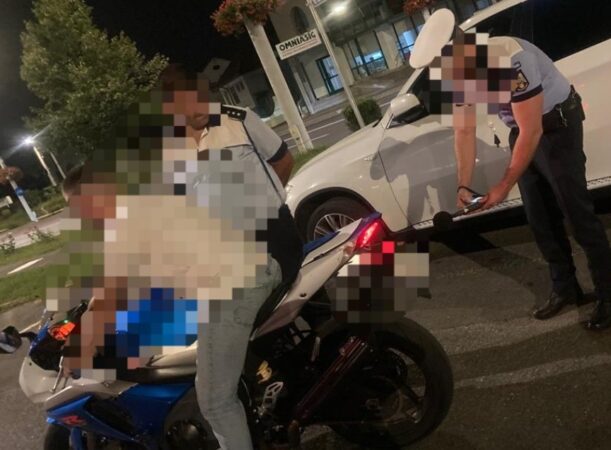 Conducea o motocicletă fără să dețină permis de conducere.