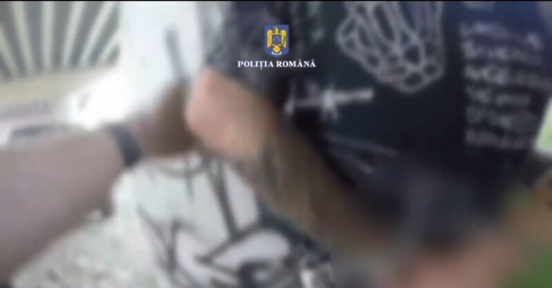 Prins în flagrant pe raza municipiului Târgoviște când  încerca să vândă un pistol, la data de 4 septembrie a.c., polițiștii din cadrul Serviciului Arme