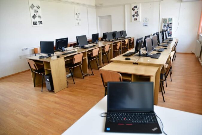 În Răcari, toate școlile și grădinițele sunt pregătite pentru a primi luni copiii în noul an școlar În Răcari, toate școlile și grădinițele sunt pregătite pentru a primi luni copiii în noul an școlar. Conducerea școlii și primarul Marius Caravețeanu