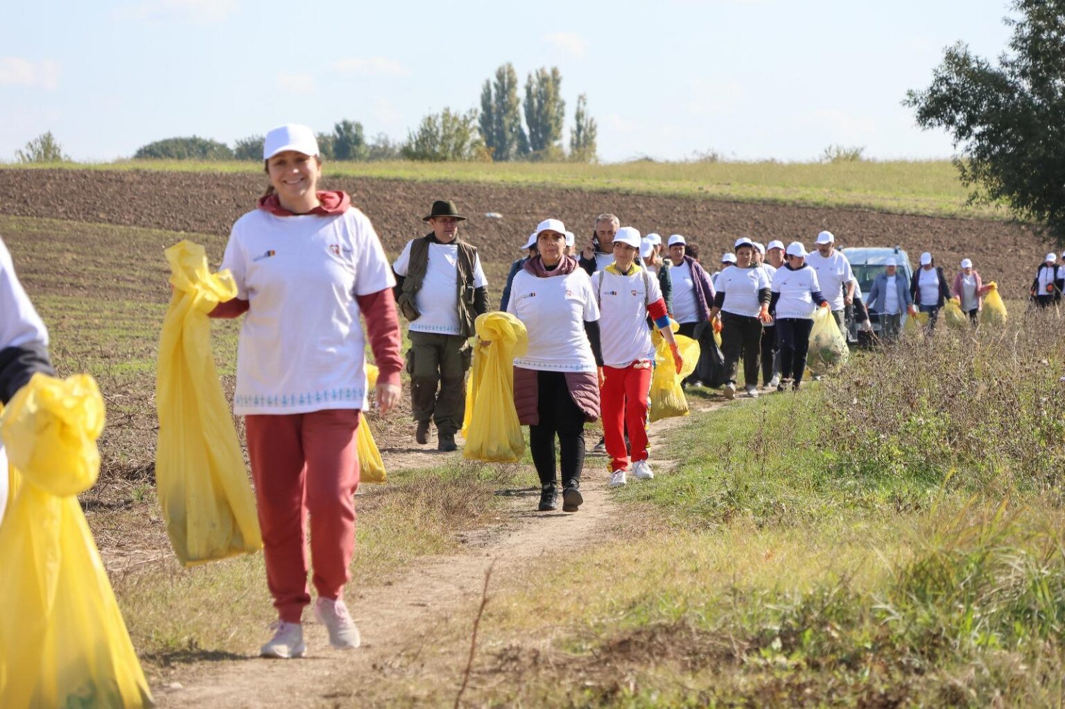 „Adoptă un km” – O inițiativă de succes pentru un mediu curat în orașul Răcari.VIDEO „Adoptă un km” - O inițiativă de succes pentru un mediu curat în orașul Răcari, o acțiune dedicată curățării și protejării mediului înconjurător, sub motto-ul „Mediul curat e treaba noastră!”.