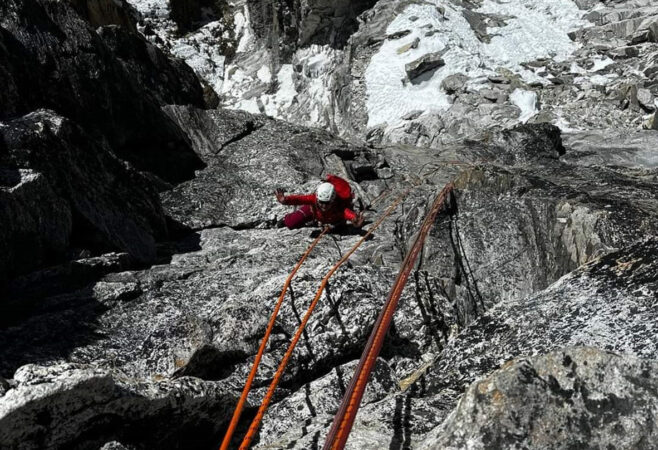 Eliza Pop, membru Salvamont Brașov, atinge Vârful Ama Dablam Eliza Pop, membru Salvamont Brașov, atinge Vârful Ama Dablam
