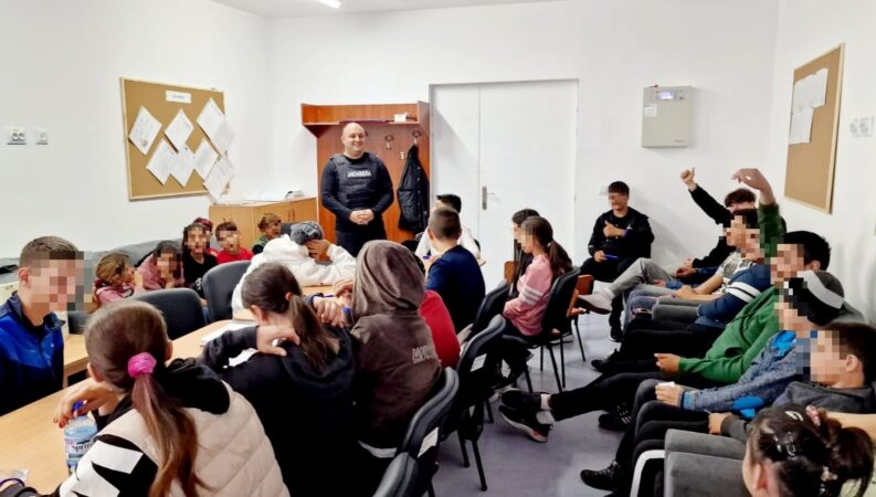 „Ora de civilizație” cu jandarmii dâmbovițeni la Școala Gimnazială Specială Târgoviște, un real succes.