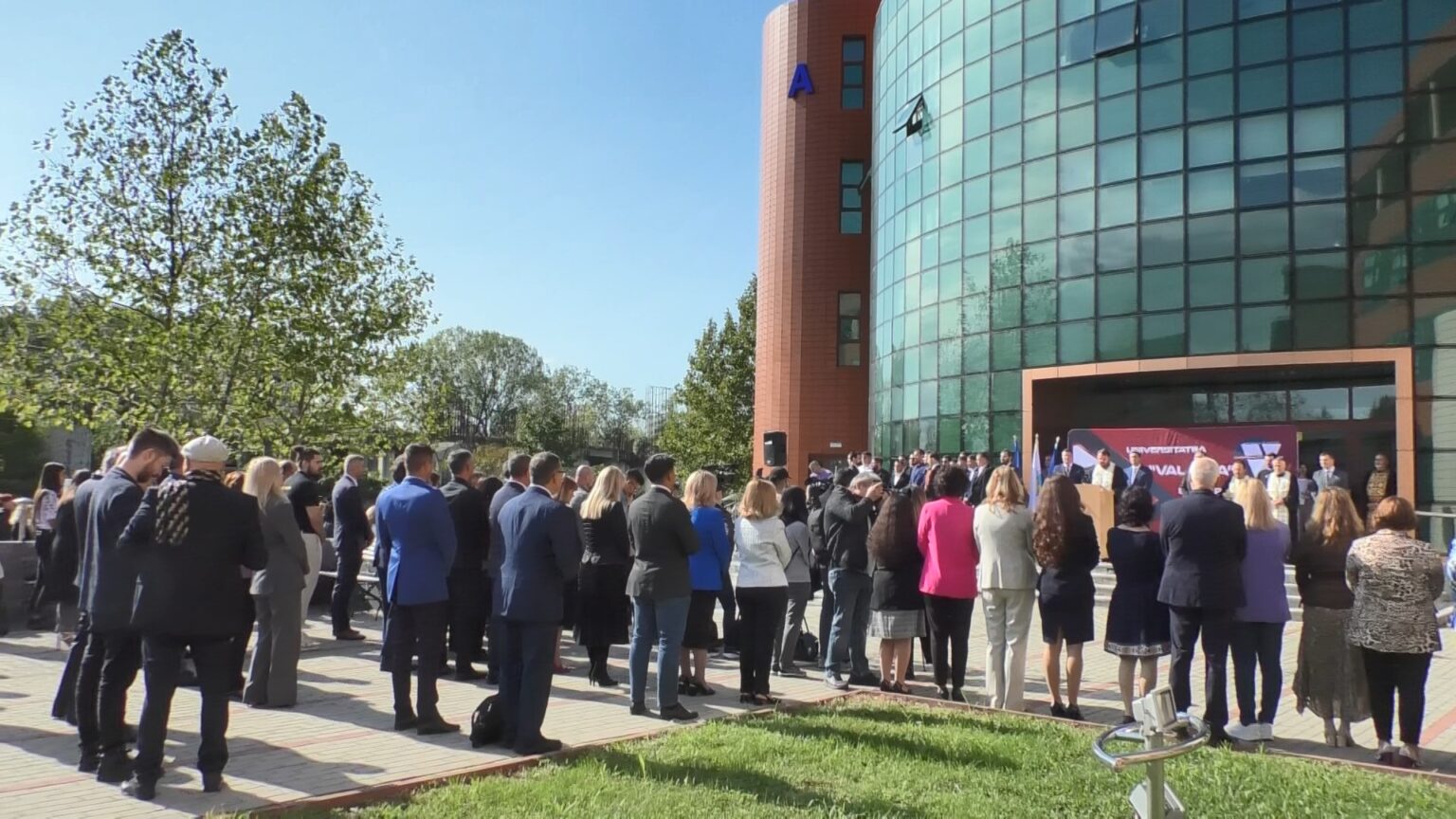 Universitatea „Valahia” din Târgoviște a găzduit festivitatea de deschidere a noului an, ce a adunat mii de studenți,