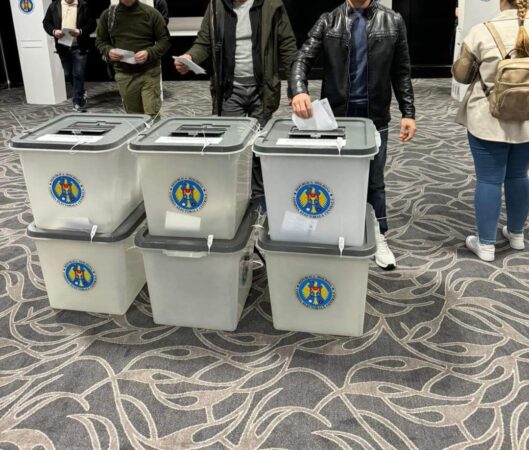 Alegeri în Republica Moldova: Cetățenii moldoveni din București pot vota la cele două secții de votare din cadrul AEP Autoritatea Electorală Permanentă (AEP) anunță că găzduiește  două secții de votare pentru cetățenii moldoveni aflați în România,