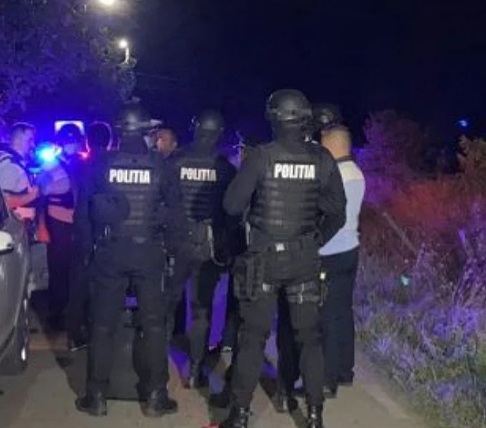 Patronul unui bar din Dobra, snopit în bătaie de doi bărbați Patronul unui bar din Dobra, snopit în bătaie de doi bărbați, la data de 14 octombrie a.c., în baza probatoriului administrat de polițiștii din cadrul Secției nr. 2