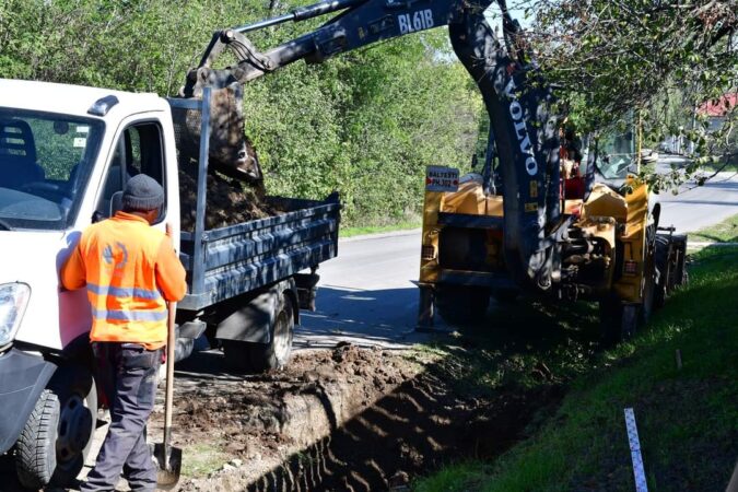 Progres rapid la rețeaua de canalizare din Răcari, sub atenta supraveghere a primarului Caravețeanu Progres rapid la rețeaua de canalizare din Răcari, echipa de lucrători profită de vremea bună pentru a avansa în ritm susținut la rețeaua de canalizare.