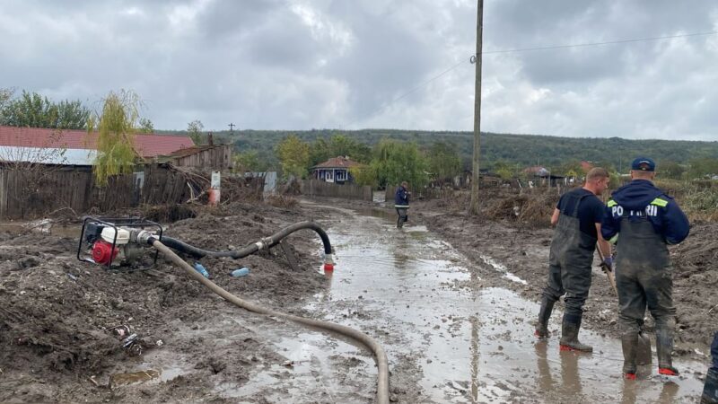 Natura s-a dezlănțuit din nou, pste 800 de pompieri, alături de echipaje din MApN și MAI, continuă misiunile în județul Galați,