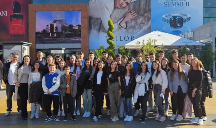 Elevii Liceului Teoretic „Ion Ghica Răcari” au avut o după-amiază de neuitat la Mall Băneasa- Cineplexx Elevii Liceului Teoretic "Ion Ghica Răcari" au avut o după-amiază de neuitat la Mall Băneasa- Cineplexx, alături de cadrele didactice.