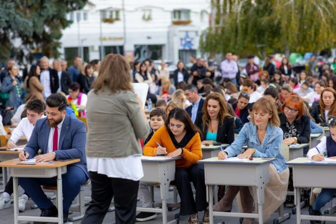 Școala Gimnazială ,,Coresi” din Târgoviște a fost gazda unui eveniment deosebit ,,Marea Dictare”, aflat la a II-a ediție Școala Gimnazială ,,Coresi” din Târgoviște a fost gazda unui eveniment deosebit ,,Marea Dictare”, aflat la a II-a ediție. Participanții au avut ocazia