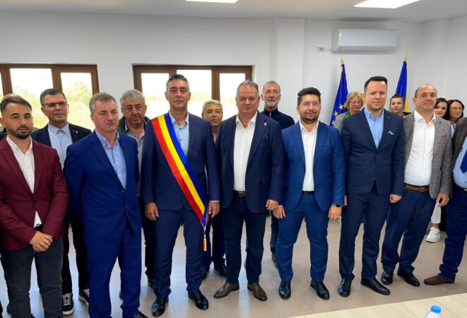 Dispreț față de simbolurile naționale: Primarul din Mogoșani și liderii PNL au ignorat importanța simbolurilor naționale Ceremonia solemnă de depunere a jurământului de către noul primar al comunei Mogoșani a fost umbrită de o gravă încălcare a protocolului oficial.