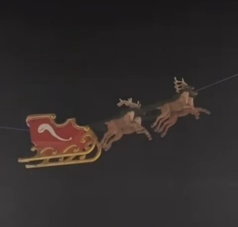 INEDIT: Sania suspendată  a lui Moș Crăciun a sosit la Craiova.VIDEO Sania suspendată  a lui Moș Crăciun a sosit la Craiova .