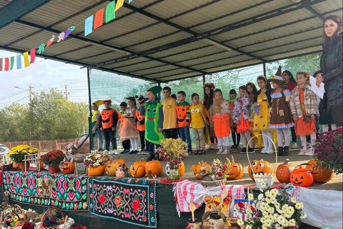 Târgul de Toamnă al Școlii Colacu din Răcari: O sărbătoare a frumuseții și tradițiilor Târgul de Toamnă al Școlii Colacu din Răcari: O sărbătoare a frumuseții și tradițiilor, un eveniment desfășurat sub motto-ul „Ce e toamna, dragi copii? Anotimp de bucurii!”.
