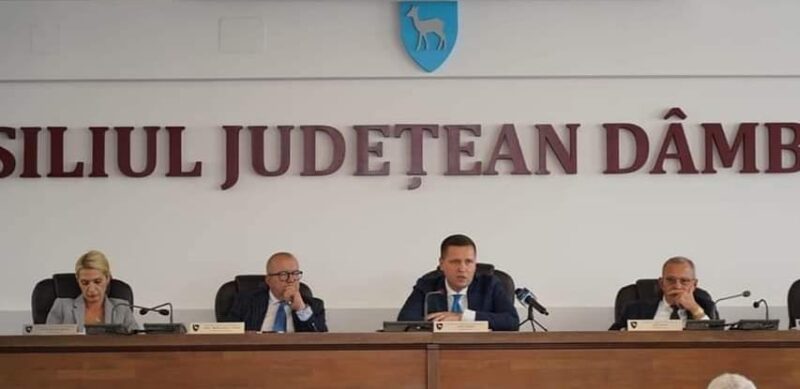 Luciana Cristea și Antonel Jîjîie, aleși vicepreședinți ai CJ Dâmbovița în cadrul unei ședințe extraordinare, amândoi susținuți de Partidul Social Democrat (PSD). 