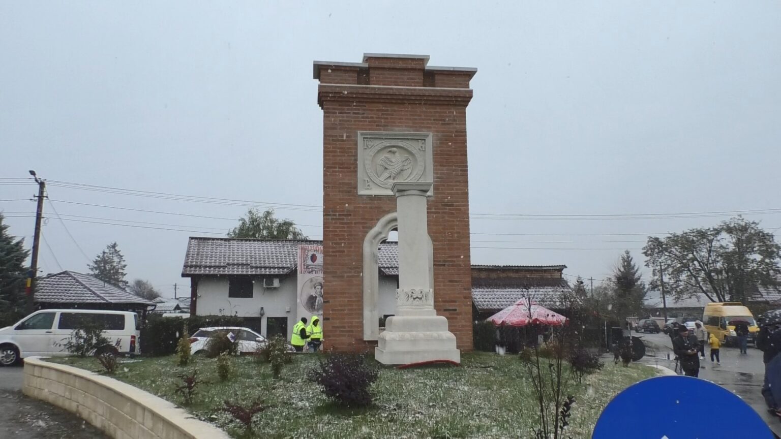 La Potlogi a fost inaugurat monumentul „Poarta Brâncovenilor”. VIDEO Comuna Potlogi, cunoscută pentru legăturile sale istorice cu voievodul Constantin Brâncoveanu, a primit astăzi un nou simbol al tradiției și mândriei naționale.