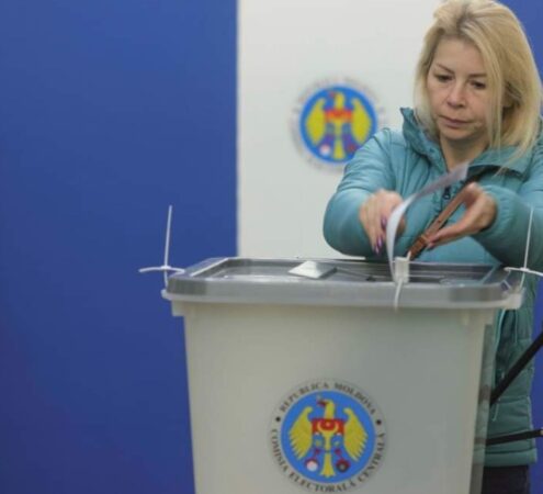 Alegeri prezidențiale cruciale în Republica Moldova Alegeri prezidențiale cruciale, astăzi, cetățenii Republicii Moldova se mobilizează pentru a decide viitorul țării în turul doi al alegerilor prezidențiale.