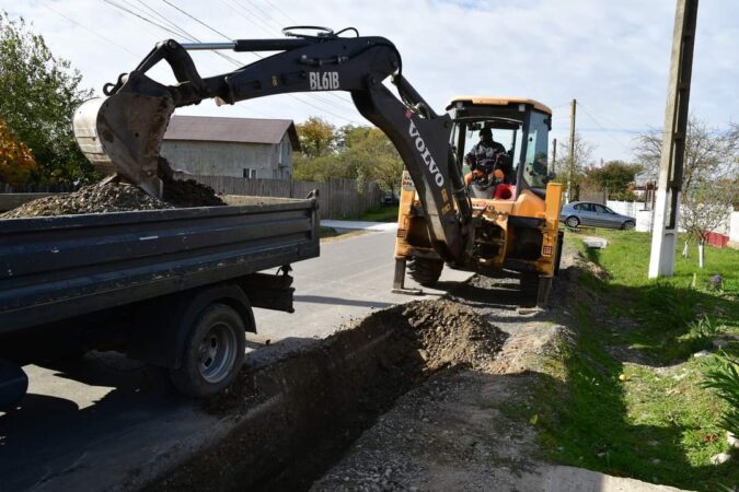 Lucrări de canalizare în Săbiești: Proiectul avansează stradă cu stradă Lucrări de canalizare în Săbiești: Proiectul avansează zi de zi,  echipele de muncitori se află pe strada Bucegi, unde se realizează