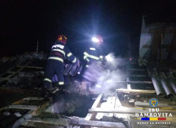 O casa a fost mistuită de flăcări la Gemenea O casa a fost mistuită de flăcări la Gemenea, noaptea trecută, în jurul orei 22:56, pompierii au fost solicitați să intervină în cazul unui incendiu produs la o casă din localitatea Gemenea.