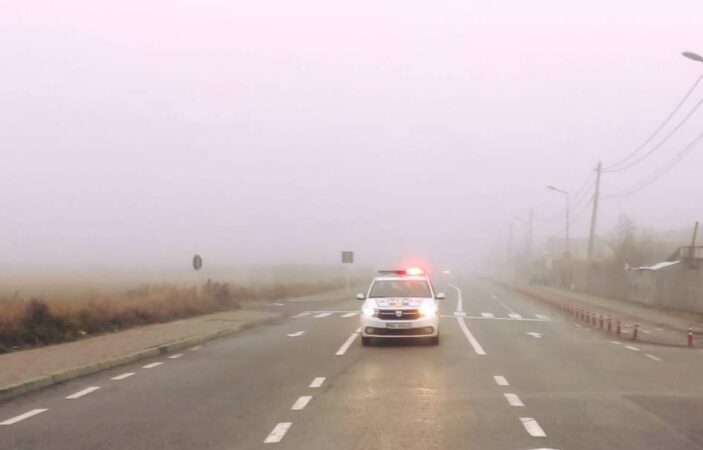 ATENȚIE, SE CIRCULĂ ÎN CONDIȚII DE CEAȚĂ ATENȚIE, SE CIRCULĂ ÎN CONDIȚII DE CEAȚĂ, care determină scăderea vizibilităţii sub 200 de metri şi local, sub 50 de metri.