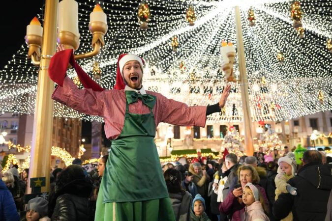 Craiova a devenit, de ieri, centrul magic al sărbătorilor de iarnă, atrăgând peste 40.000 de vizitatori la inaugurarea Târgului de Crăciun