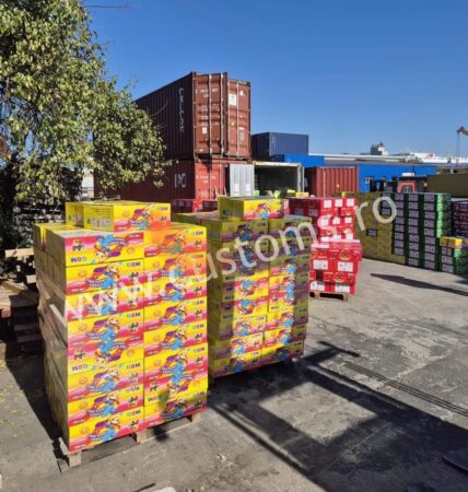 Peste 4 tone de dulciuri, 50.000 articole de îmbrăcăminte și 7.000 jucării, susceptibile de a fi contrafăcute Peste 4 tone de dulciuri, 50.000 articole de îmbrăcăminte și 7.000 jucării, susceptibile de a fi contrafăcute, în valoare de peste 1.500.000 euro, reținute de inspectorii vamali